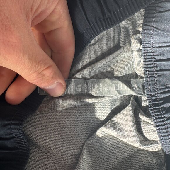 Vuori Kore Black/Gray Patterned Athletic Shorts Size Large - Picture 3 of 3